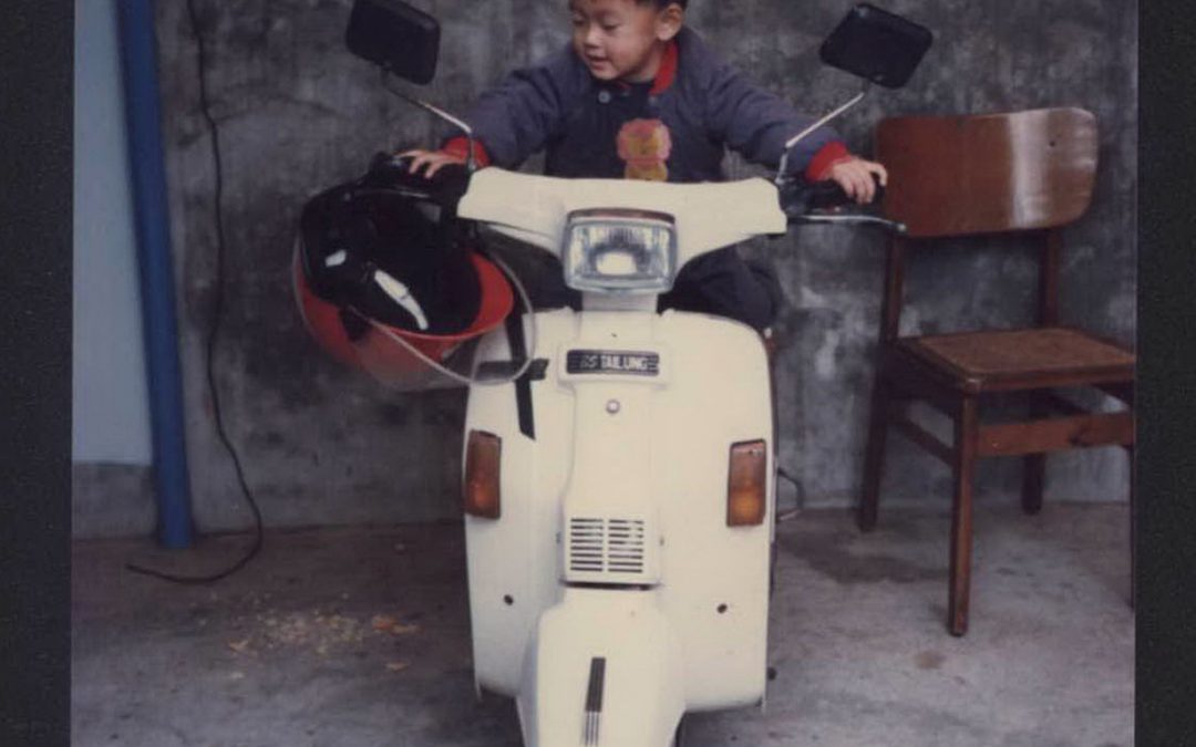 小男孩乘坐摩托車